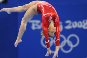 开云全站-中场菱形布局压制对手传控，菱形中场352